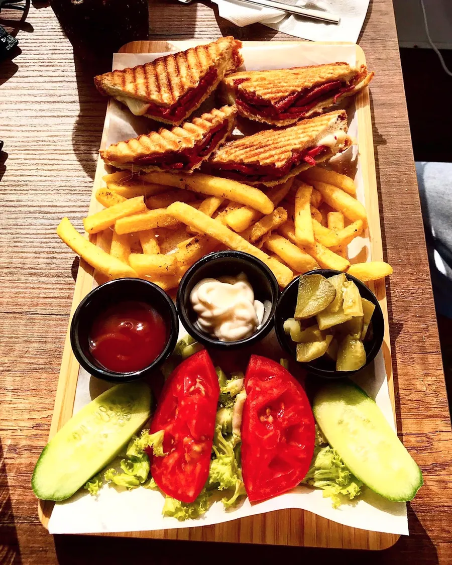 Tost tabağı: yanında patates, domates, salatalık, turşu ve soslar